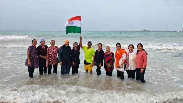 પોરબંદર માં મધદરિયે ધ્વજવંદન કરી અનોખી દેશભક્તિ પોરબંદર માં મધદરિયે ધ્વજવંદન કરી અનોખી દેશભક્તિ