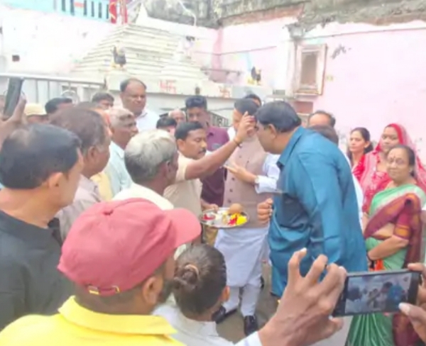 સિદ્ધપુર શહેરના વોર્ડ નં. 8ના ભીલવાસમાં અંબાજી મંદિર પાસે સ્લેબ નિર્માણનું ખાતમુહૂર્ત.