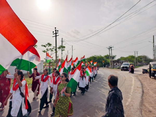 એમ.ઈ.એમ.         સ્કૂલમાં યોજાયેલ તિરંગા યાત્રા.