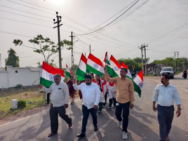 એમ.ઈ.એમ.         સ્કૂલમાં યોજાયેલ તિરંગા યાત્રા.