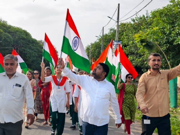 એમ.ઈ.એમ.         સ્કૂલમાં યોજાયેલ તિરંગા યાત્રા.
