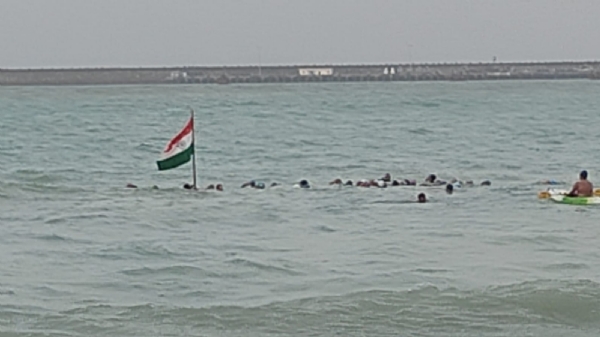 પોરબંદર માં મધદરિયે ધ્વજવંદન કરી અનોખી દેશભક્તિ પોરબંદર માં મધદરિયે ધ્વજવંદન કરી અનોખી દેશભક્તિ