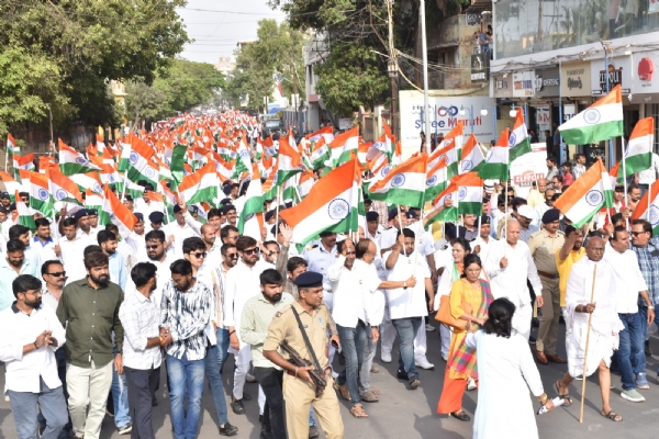પોરબંદર    ચોપાટી ખાતે ‘હર ઘર તિરંગા’ અભિયાન અંતર્ગત રેતશિલ્પ દ્વારા દેશભક્તિનો સંદેશ.
