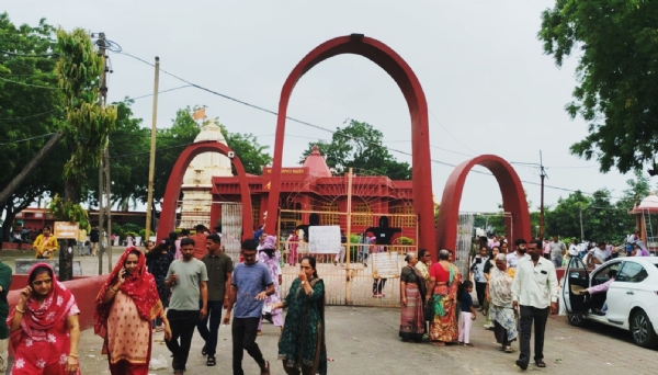 ઝાડેશ્વર નીલકંઠેશ્વર મહાદેવ મંદિરે શ્રાવણના પહેલા સોમવારે દર્શનાર્થે ભક્તોની ભારે ભીડ જામી ઝાડેશ્વર નીલકંઠેશ્વર મહાદેવ મંદિરે શ્રાવણના પહેલા સોમવારે દર્શનાર્થે ભક્તોની ભારે ભીડ જામી
