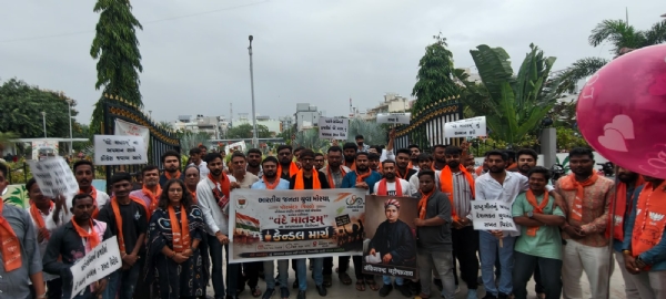 ‘વંદે માતરમ’ના અપમાનના વિરોધમાં પોરબંદર ભાજપ યુવા મોરચાની કેન્ડલ માર્ચ. ‘વંદે માતરમ’ના અપમાનના વિરોધમાં પોરબંદર ભાજપ યુવા મોરચાની કેન્ડલ માર્ચ.