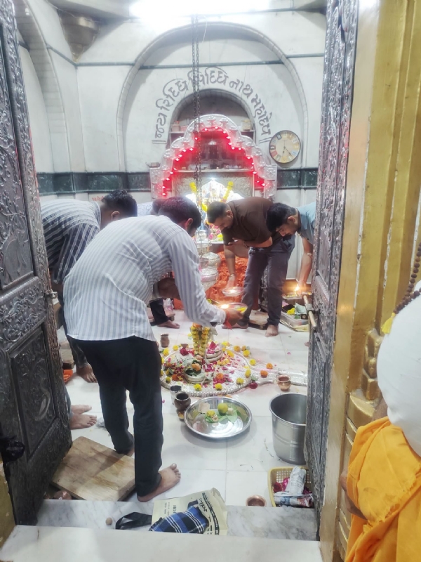 એક જ થાળામાં બે શિવલિંગ! રિદ્ધિ-સિદ્ધિનાથ મહાદેવના પ્રથમ સોમવારે સવારની આરતીના કરો દર્શન