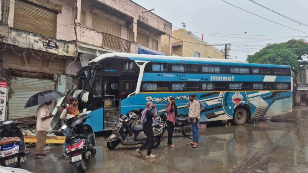 સાવરકુંડલામાં ખાનગી બસનો અકસ્માત: બે દુકાનો સાથે ધડાકાભેર અથડાઈ, મુસાફરોનો આબાદ બચાવ સાવરકુંડલામાં ખાનગી બસનો અકસ્માત: બે દુકાનો સાથે ધડાકાભેર અથડાઈ, મુસાફરોનો આબાદ બચાવ