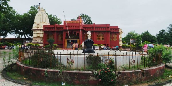 ઝાડેશ્વર નીલકંઠેશ્વર મહાદેવ મંદિરે શ્રાવણના પહેલા  સોમવારે દર્શનાર્થે ભક્તોની ભારે ભીડ જામી