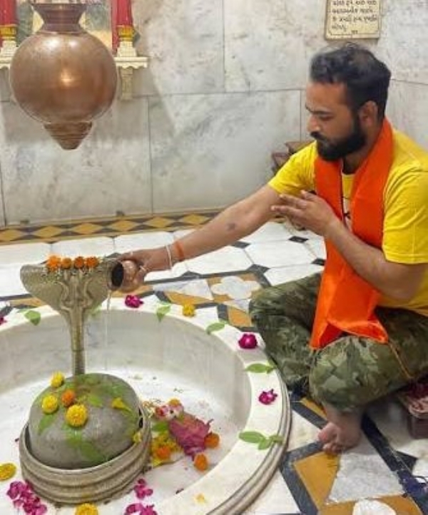 Long queues of devotees in Ahmedabad city for darshan and water immersion on the first Monday of Shravan