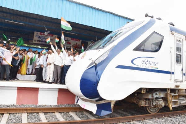 વંદે ભારત ટ્રેન નું સ્વાગત કરવામાં આવ્યું