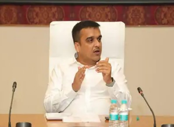 State Deputy Chief Minister Harsh Sanghvi holds emergency meeting at the airport late at night State Deputy Chief Minister Harsh Sanghvi holds emergency meeting at the airport late at night
