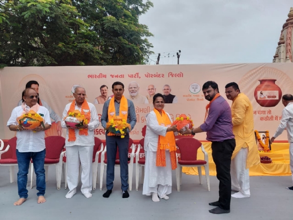 પોરબંદરમાં સંત રવિદાસ મહારાજની 650મી જન્મજયંતિ નિમિતે ભવ્ય કલશ યાત્રા. પોરબંદરમાં સંત રવિદાસ મહારાજની 650મી જન્મજયંતિ નિમિતે ભવ્ય કલશ યાત્રા.