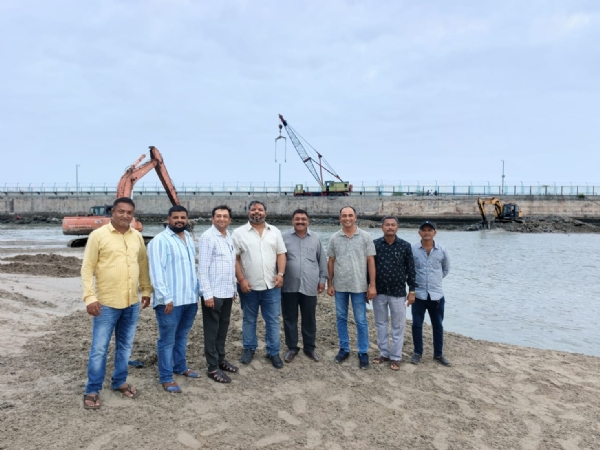 અસ્માવતી ઘાટની ચેનલમાં રેતી દૂર કરવાની કામગીરી શર. અસ્માવતી ઘાટની ચેનલમાં રેતી દૂર કરવાની કામગીરી શર.