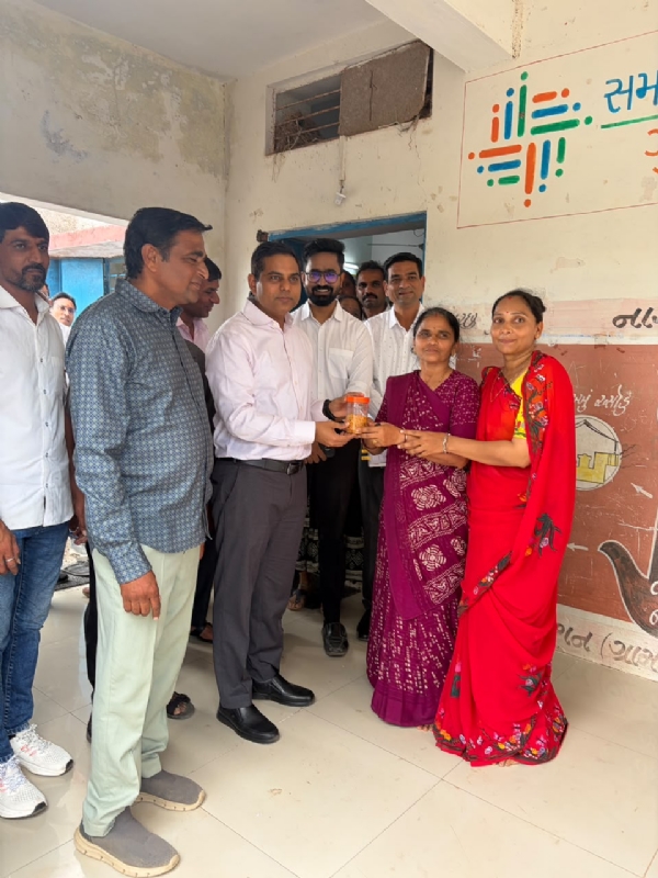કચ્છ કલેક્ટરે શાળાની મુલાકાત લીધી
