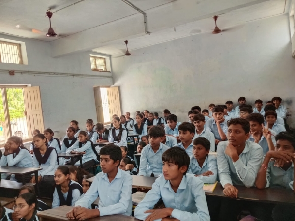 રોડ સેફ્ટી અંતર્ગત RTO મહેસાણા ટીમ દ્વારા શ્રદ્ધાળુઓ અને વિદ્યાર્થીઓને માર્ગ સલામતી અંગે માર્ગદર્શન
