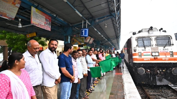 સોનગઢ સ્ટેશન પરથી લીલી ઝંડી બતાવી પેસેન્જર ટ્રેનોના સોનગઢ સ્ટેશન પરથી લીલી ઝંડી બતાવી પેસેન્જર ટ્રેનોના