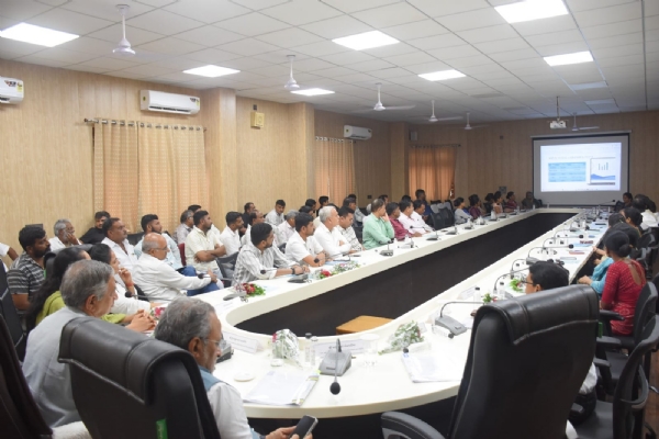 કુંવરજીભાઈ બાવળિયાના અધ્યક્ષ સ્થાને વી.બી. જી રામ જી અન્વયે પંચસંમેલન તાલીમ યોજાઈ. કુંવરજીભાઈ બાવળિયાના અધ્યક્ષ સ્થાને વી.બી. જી રામ જી અન્વયે પંચસંમેલન તાલીમ યોજાઈ.
