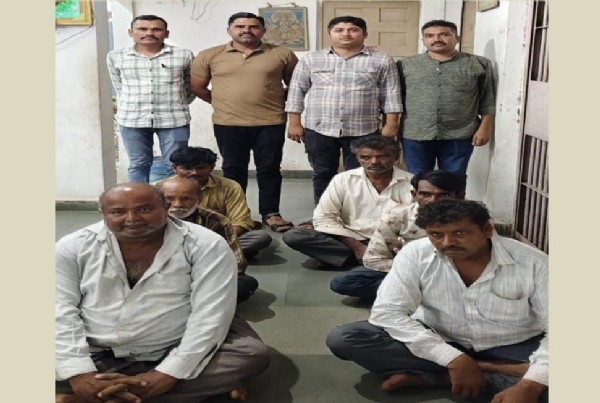જુગાર રમતા ઝડપાયેલ જુગારીઓ
