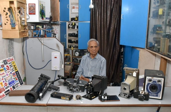 More than 400 vintage film cameras, Vadodara elder Shantilal Gajjar preserves photographic heritage More than 400 vintage film cameras, Vadodara elder Shantilal Gajjar preserves photographic heritage
