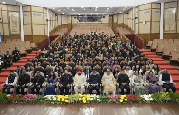 एलबीएसएनएए मसूरी में 2024 बैच के आईएएस अधिकारी प्रशिक्षुओं के द्वितीय चरण के प्रशिक्षण के समापन कार्यक्रम में उपस्थित उपराष्ट्रपति सी. पी. राधाकृष्णन, राज्यपाल गुरमीत सिंह,मंत्री गणेश जोशी और अन्य गणमान्य लोग।