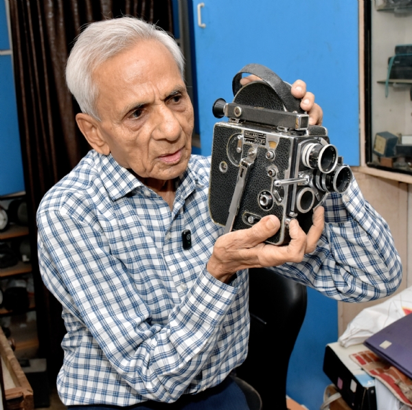 More than 400 vintage film cameras, Vadodara elder Shantilal Gajjar preserves photographic heritage More than 400 vintage film cameras, Vadodara elder Shantilal Gajjar preserves photographic heritage