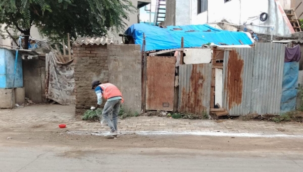 દવા નો છંટકાવ કરતા કર્મચારી