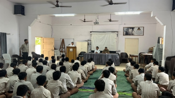 પોરબંદરની નવયુગ વિદ્યાલયમાં ટ્રાફિક અવેરનેસ કાર્યક્રમ યોજાયો. પોરબંદરની નવયુગ વિદ્યાલયમાં ટ્રાફિક અવેરનેસ કાર્યક્રમ યોજાયો.