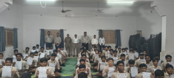 પોરબંદરની નવયુગ વિદ્યાલયમાં ટ્રાફિક અવેરનેસ કાર્યક્રમ યોજાયો. પોરબંદરની નવયુગ વિદ્યાલયમાં ટ્રાફિક અવેરનેસ કાર્યક્રમ યોજાયો.