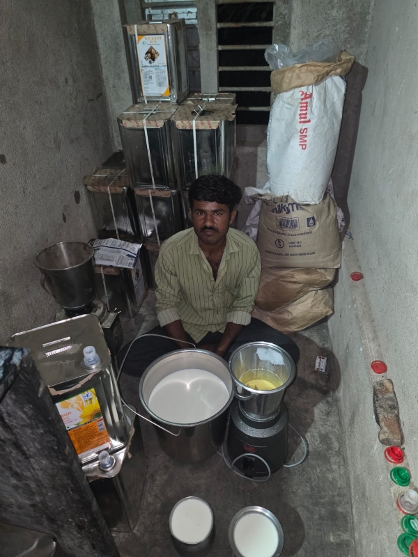 કુતિયાણામાં નકલી દૂધ બનાવવાનો કારસો ઝડપાયો. કુતિયાણામાં નકલી દૂધ બનાવવાનો કારસો ઝડપાયો.