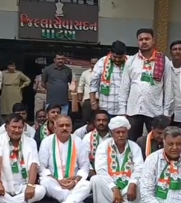 પાટણ જિલ્લા કોંગ્રેસ દ્વારા ભાવનગરમાં ડુપ્લિકેટ દારૂકાંડના વિરોધમાં કલેક્ટર કચેરી ખાતે પ્રતીક ધરણાં