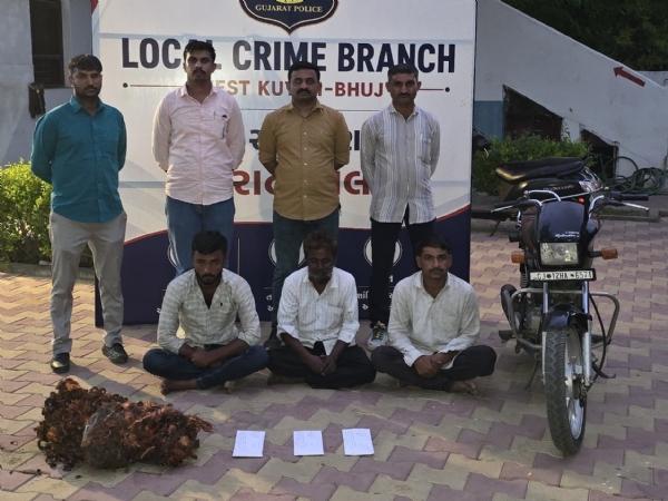 ચોરાયેલા મુદ્દામાલ સાથે પકડાયેલ આરોપીઓ