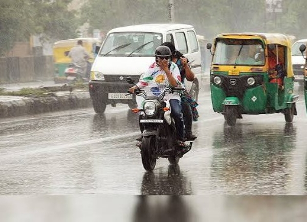 Drizzling rain in Ahmedabad,