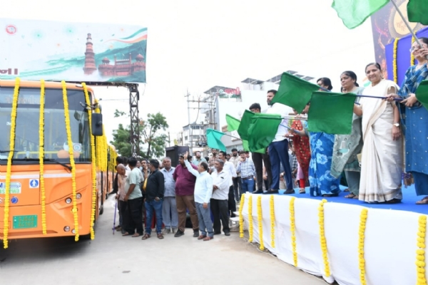 ઈ બસ સેવા નું લોકાર્પણ કરતાં આગેવાનો