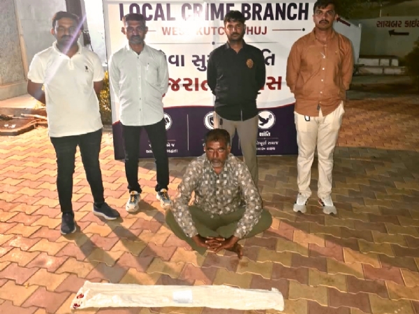 બંદૂક સાથે પકડાયેલ આરોપી બંદૂક સાથે પકડાયેલ આરોપી
