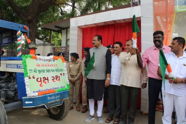 વૃક્ષ રથનું પ્રસ્થાન કરાવતા આગેવાનો
