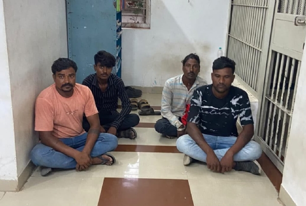 રાણાવાવમાં જુગાર રમી રહેલ ચાર શખ્સો ઝડપાયા.