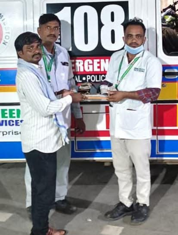 મુદ્દા માલ પરત કરતી 108 ની ટીમ