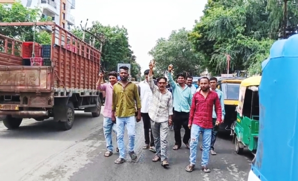 અંકલેશ્વરના ગડખોલ પાટીયાથી અંદાડાને જોડતા અતિ બિસ્માર માર્ગને લઇ રીક્ષા ચાલકોનો અનોખો વિરોધ