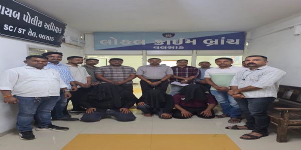 મહારાષ્ટ્રમાં લૂંટ કરી સુરત તરફ ભાગતા ચાર આરોપીઓને વલસાડ LCBએ ગણતરીના કલાકોમાં ઝડપી પાડ્યા