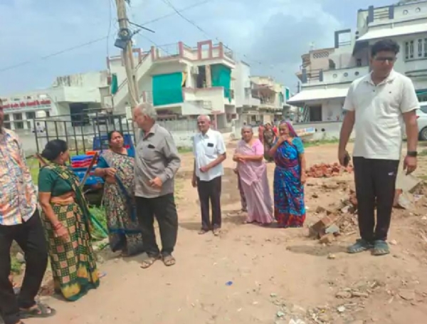 મોઢેરા રોડ પર કોન્ટ્રાક્ટરની મનમાનીનો આક્ષેપ, ચેમ્બર તોડતા રહીશોમાં રોષ