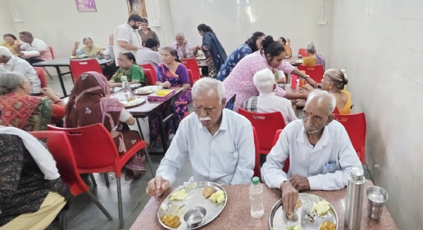 ભરૂચ રેલવે પોલીસના કર્મચારીઓએ ઘરડા ઘરમા રક્ષાબંધનની ઉજવણી કરી ભરૂચ રેલવે પોલીસના કર્મચારીઓએ ઘરડા ઘરમા રક્ષાબંધનની ઉજવણી કરી