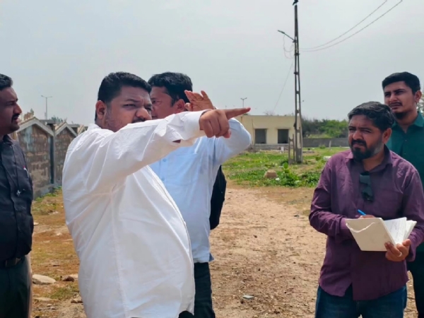 પોરબંદર હિન્દુ સ્મશાન ભૂમિની અવદશા સામે આખરે તંત્ર જાગ્યું. પોરબંદર હિન્દુ સ્મશાન ભૂમિની અવદશા સામે આખરે તંત્ર જાગ્યું.