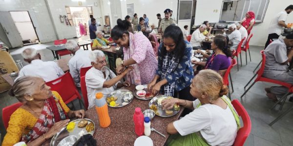 ભરૂચ રેલવે પોલીસના કર્મચારીઓએ ઘરડા ઘરમા રક્ષાબંધનની ઉજવણી કરી