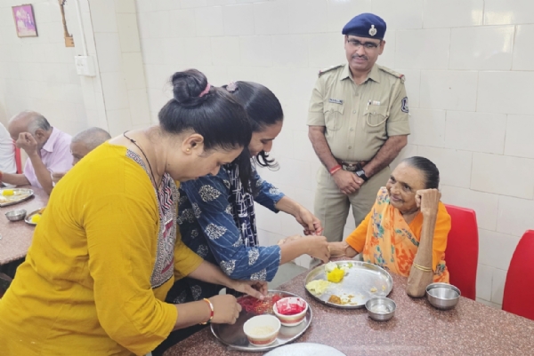 ભરૂચ રેલવે પોલીસના કર્મચારીઓએ ઘરડા ઘરમા રક્ષાબંધનની ઉજવણી કરી ભરૂચ રેલવે પોલીસના કર્મચારીઓએ ઘરડા ઘરમા રક્ષાબંધનની ઉજવણી કરી
