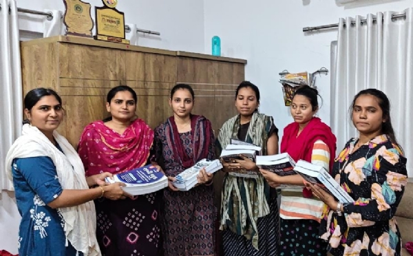 પુસ્તકનું વિતરણ કરવામાં આવ્યું