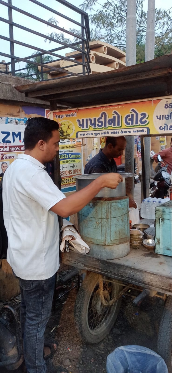 પંચમહાલમાં ફુડ સેફટી વિભાગની સઘન તપાસ ઝુંબેશ: ૬૦થી વધુ હોટલ-રેસ્ટોરન્ટમાં તપાસ, ૩૦થી વધુ પેઢીઓને ઈમ્પરૂવમેન્ટ નોટીસ   આવનારા તહેવારોને ધ્યાને રાખી મીઠાઈ, ફરસાણ અને દૂધની બનાવટોના ૧૬ નમૂના લેબોરેટરીમાં મોકલાયા
