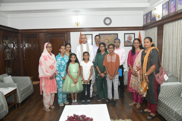 રાજ્યપાલ આચાર્ય દેવવ્રતને રાખડી બાંધી