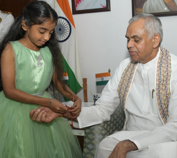 રાજ્યપાલ આચાર્ય દેવવ્રતને રાખડી બાંધી