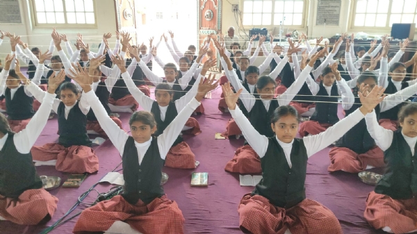પોરબંદર આર્ય કન્યા ગુરુકુળમાં 300થી વધુ દીકરીઓએ ધારણ કરી જનોઈ. પોરબંદર આર્ય કન્યા ગુરુકુળમાં 300થી વધુ દીકરીઓએ ધારણ કરી જનોઈ.