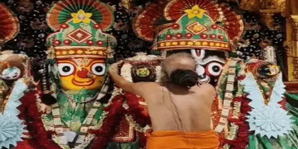 અમદાવાદના જગન્નાથ મંદિરમાં રક્ષાબંધનની ઉજવણી, જગન્નાથજી અને બલરામજીને બહેન સુભદ્રાજીએ રાખડી બાંધી